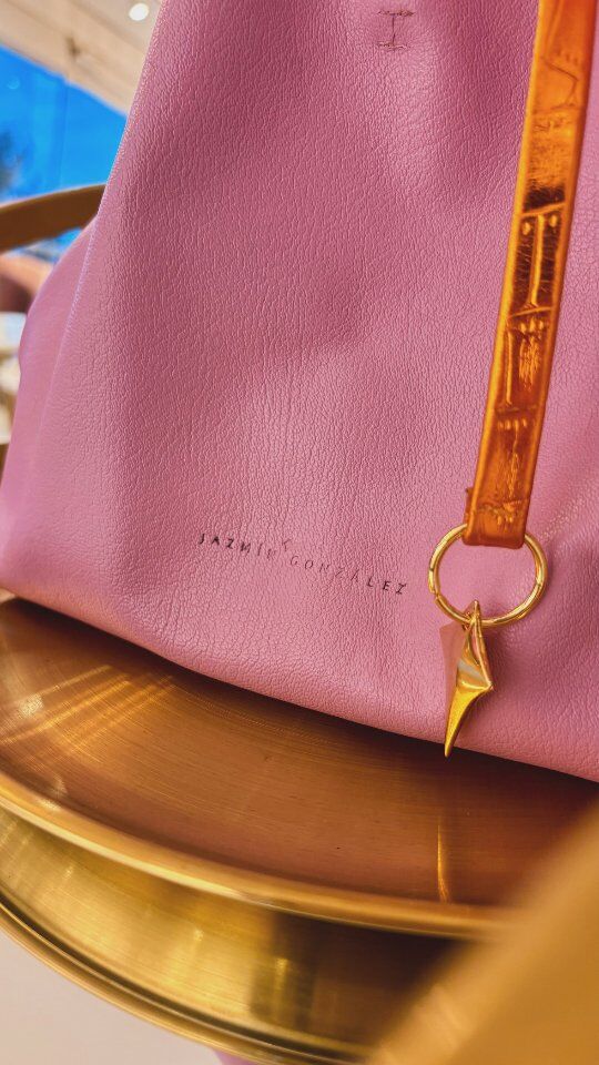 Parte 2: DIAMOND SHOPPER ORQUÍDEA🩷💛🧡 
Una nueva combinación que no pasa desapercibida:
Orquídea como base, con tiras en croco metálico naranja y una campana en cuero nobuck mostaza que eleva todo el look.

Diseño, color y carácter… pero también espacio.
En este video te mostramos todo lo que puede llevar nuestra Diamond Shopper Mediana ✨

#DiamondShopperBag
#JazminGonzalezPeru
#DiseñoPeruano
#LujoArtesanal
#HechoAMano