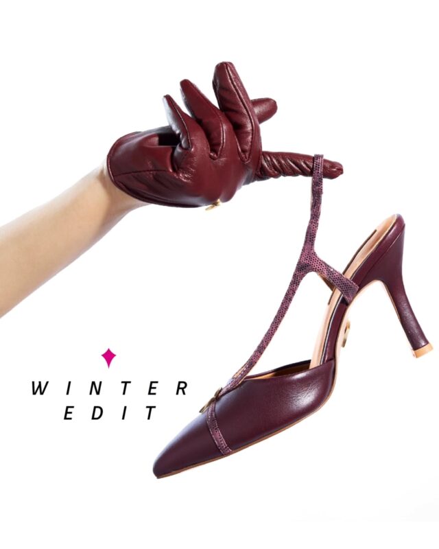 WINTER EDIT ✨

Deep tones, statement silhouettes y texturas que transforman cada look en una declaración de estilo.

Esta temporada, el invierno se viste de contrastes:
Midnight blue, burgundy y destellos metálicos que elevan lo esencial.

Una selección especial de botas, botines, slingbacks, loafers, guantes, zapatillas y más, diseñada para acompañarte con elegancia esta temporada.

Desliza y descubre las piezas protagonistas de nuestra edición más sofisticada ❄️

#WinterEdit
#jazmingonzalezperu
#piezasdediseñoperuano
#LujoArtesanal
#HechoAMano