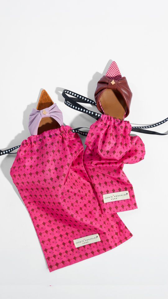 💖 Diamond Drape, reinventado.

Nuestra silueta de construcción drapeada y diamante central se transforma en una versión vibrante en tonos rosa fucsia, creada especialmente a través de JG ON DEMAND.

Hecho a mano, único y personalizado hasta en el último detalle. ✨

#JGONDemand
#JazminGonzalezPeru
#DiseñoPeruano
#LujoArtesanal
#HechoAMano