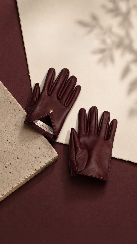 Los favoritos de Jazmín González ✨ | Parte II

Los JG Diamond Gloves reflejan el cuidado por la artesanía y la atención al detalle que distingue a cada creación de la marca. Su icónico mini diamante JG y sus acabados cuidadosamente elaborados los convierten en una pieza única.

✨ Si tuvieras que elegir un solo accesorio para este invierno, ¿sería este? 🧤

#WinterEdit
#JazminGonzalezPeru
#PiezasDeDiseñoPeruano
#LujoArtesanal
#HechoAMano
