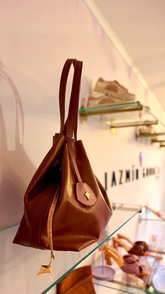 Parte 3: DIAMOND SHOPPER
Chocolate Malva & Oro Rosa Croco 🤎✨

Diseñada para acompañarte a todos lados. Nuestra Diamond Shopper no solo destaca por su combinación versátil, sino por su capacidad impresionante.

En esta Shopper Bag puedes llevarlo todo: desde lo esencial del día a día hasta tu laptop y más sin perder estilo.

En este video te mostramos esta nueva combinación y todo lo que cabe en ella… créenos, es más de lo que imaginas.

#DiamondShopperBag
#JazminGonzalezPeru
#DiseñoPeruano
#LujoArtesanal
#HechoAMano