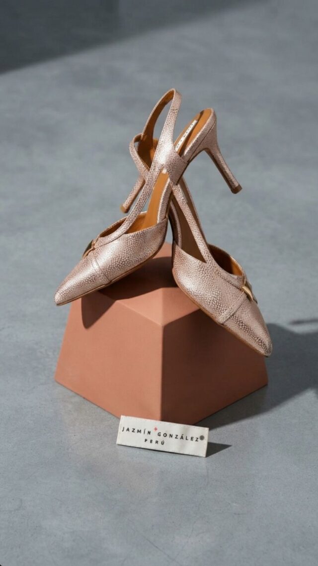 Vive con nosotras la experiencia más exclusiva de la marca, donde no solo eliges una pieza, sino que también te reunes con nuestra diseñadora para darle vida a tus ideas.✨

En esta ocasión, la pieza fue la Diamond Slingback. Nuestra clienta eligió taco 5, para un confort absoluto sin perder estilo, en un cuero dorado que tiene una textura espectacular que hace de este par algo único.

Una experiencia de lujo donde tú eres la co-creadora. ✨💜

👇 Escríbenos al WhatsApp (link en bio) y agenda tu cita exclusiva con nuestra diseñadora Jazmín González para crear tus piezas soñadas. ✨

#jazmingonzalezperu
#piezasdediseñoperuano
#LujoArtesanal
#HechoAMano