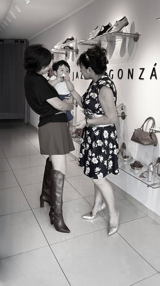 Hay instantes que marcan la vida…
y alguien que los acompaña todos.
En cada etapa, en cada versión suya. 

Este lunes, tenemos algo especial✨

#DiamondMom
#JazminGonzalezPeru
#DiseñoPeruano
#LujoArtesanal
#HechoAMano